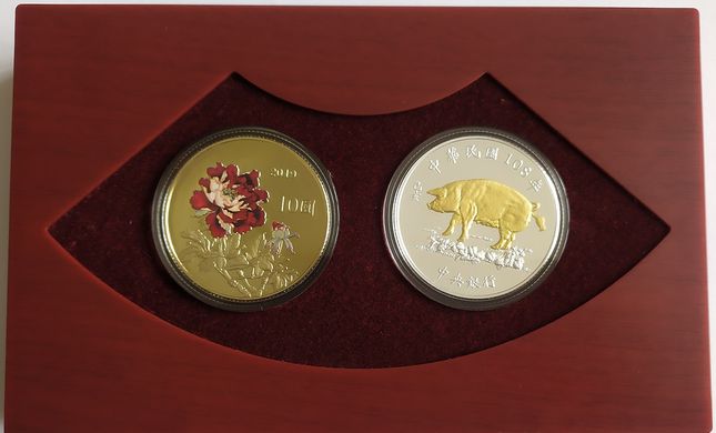 Taiwan - set 2 coins 10 + 100 Dollars 2019 - year of the pig - 100 Dollars silver - comm. - in a case on a magnet with a box - Proof